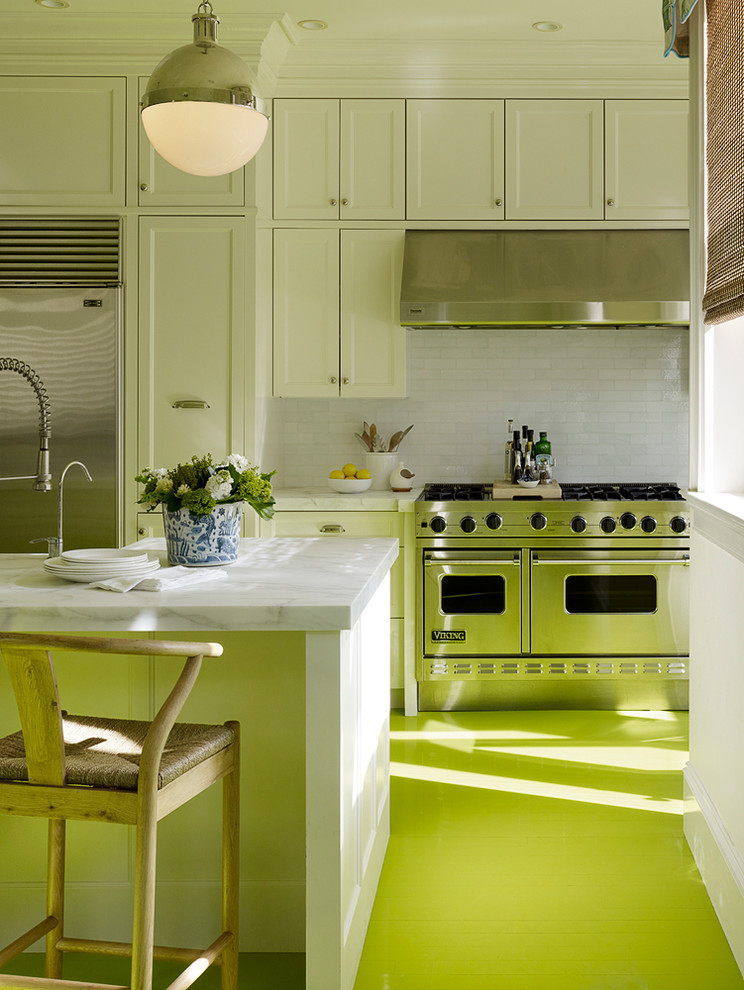 Cette photo montre une cuisine tendance avec un électroménager en acier inoxydable, parquet peint et un sol vert.
