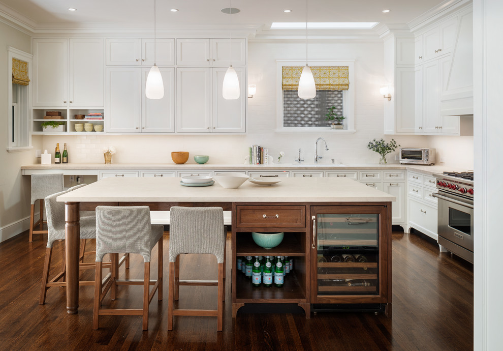 Foto de cocina clásica renovada con armarios con paneles empotrados, puertas de armario blancas y electrodomésticos de acero inoxidable