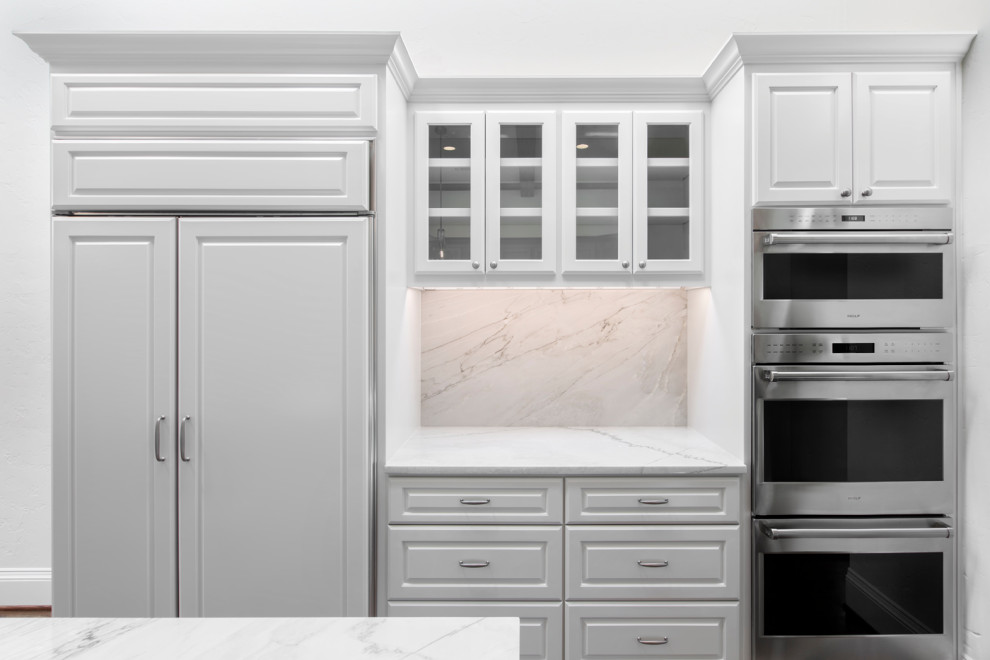 Inredning av ett klassiskt stort flerfärgad flerfärgat kök, med grå skåp, flerfärgad stänkskydd och en köksö