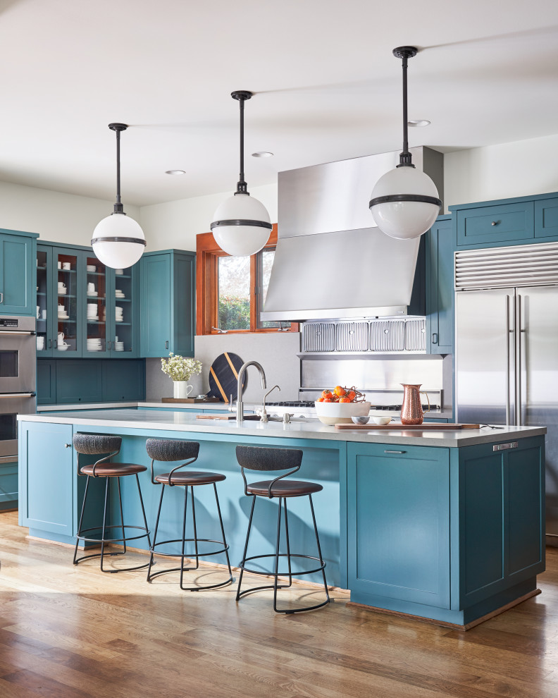 Стильный дизайн: кухня в стиле неоклассика (современная классика) с синими фасадами, столешницей из кварцита и серой столешницей - последний тренд