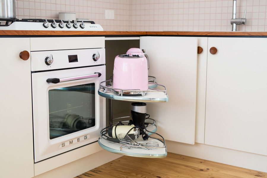 Idee per una piccola cucina moderna con ante lisce, top in laminato, paraspruzzi bianco, paraspruzzi con piastrelle in ceramica, elettrodomestici bianchi e parquet chiaro