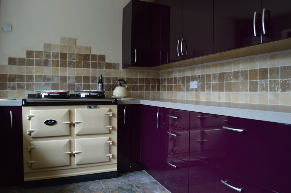 Cette image montre une grande cuisine ouverte parallèle design avec un évier de ferme, un placard à porte plane, des portes de placard violettes, un plan de travail en stratifié, une crédence beige, une crédence en mosaïque, un électroménager de couleur et un sol en ardoise.