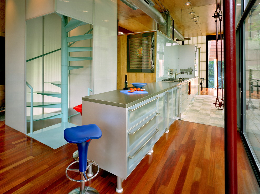 Идея дизайна: прямая кухня в стиле модернизм с обеденным столом, стеклянными фасадами, столешницей из цинка и паркетным полом среднего тона без острова