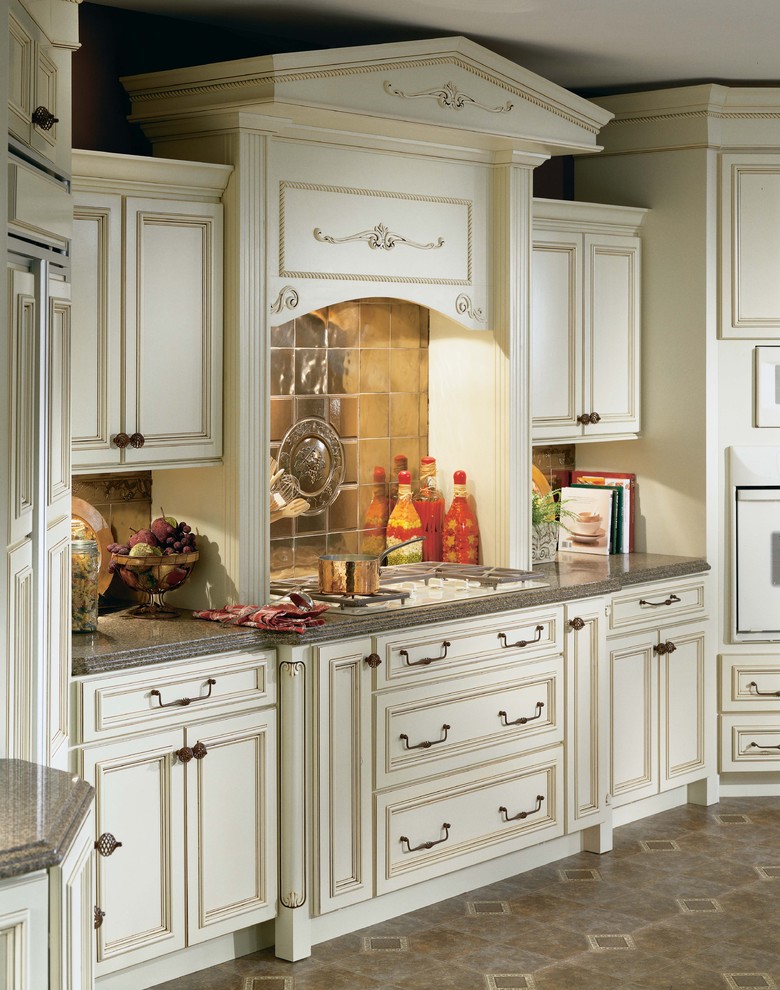 На фото: кухня в классическом стиле с фасадами с утопленной филенкой, бежевыми фасадами и фартуком цвета металлик