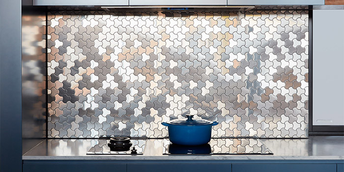 Esempio di una cucina design di medie dimensioni con lavello a doppia vasca, ante lisce, ante blu, top in marmo, paraspruzzi a effetto metallico, paraspruzzi con piastrelle a mosaico, elettrodomestici in acciaio inossidabile, pavimento in cemento e pavimento blu