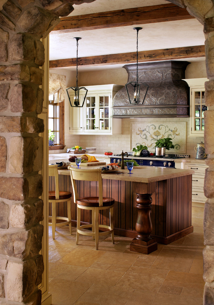 Idéer för mellanstora vintage kök, med en rustik diskho, luckor med infälld panel, integrerade vitvaror och travertin golv