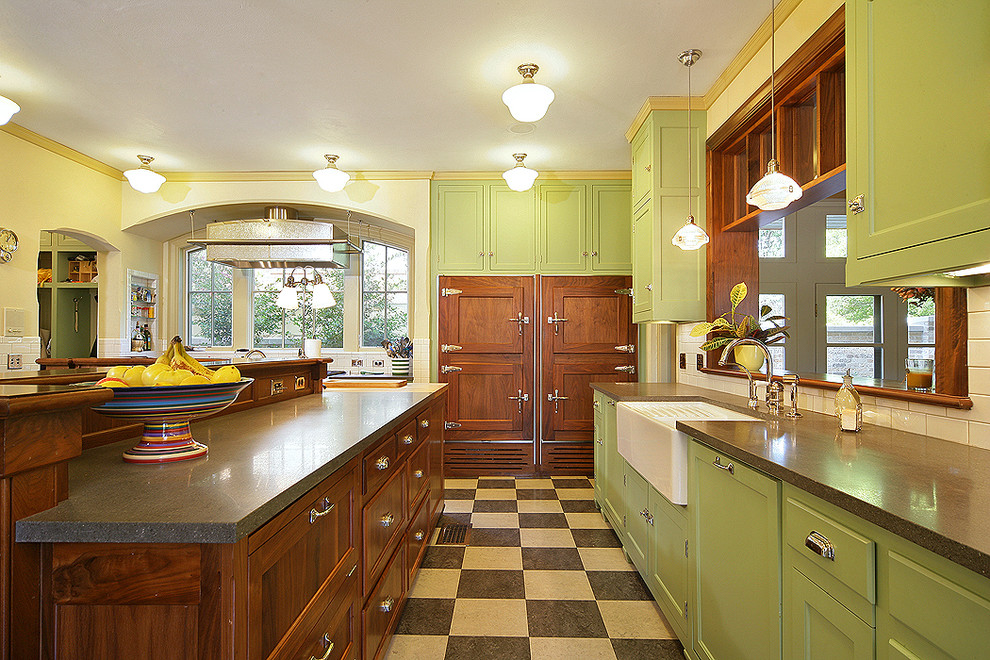 Ejemplo de cocina clásica con fregadero sobremueble, puertas de armario verdes y armarios con paneles empotrados