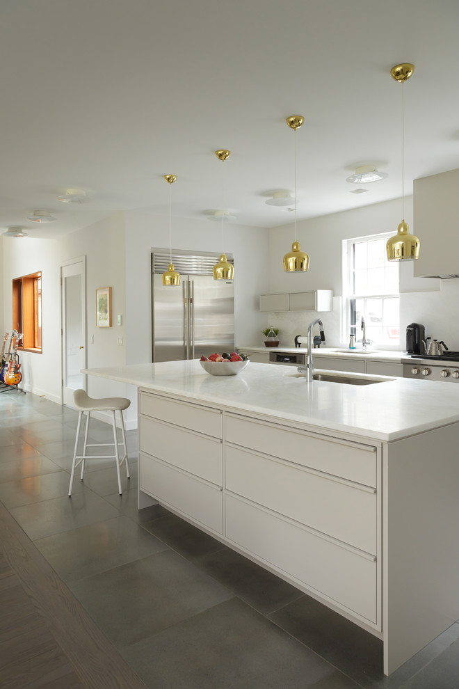 フィラデルフィアにある高級な中くらいなコンテンポラリースタイルのおしゃれなキッチン (シングルシンク、フラットパネル扉のキャビネット、大理石カウンター、白いキッチンパネル、大理石のキッチンパネル、シルバーの調理設備、磁器タイルの床、グレーの床、白いキッチンカウンター、白いキャビネット) の写真