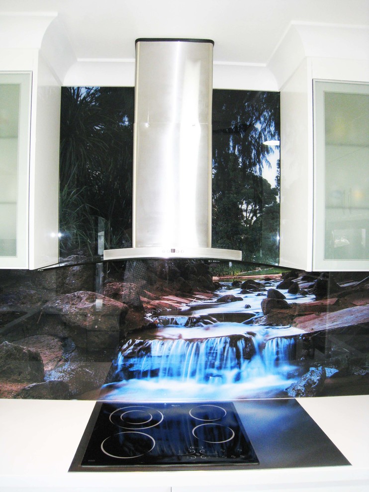 Foto de cocina contemporánea con salpicadero de vidrio templado