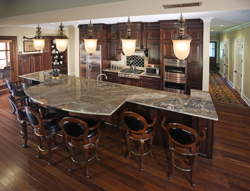 Foto di un'ampia cucina moderna con ante in legno bruno, top in marmo, elettrodomestici in acciaio inossidabile e parquet scuro