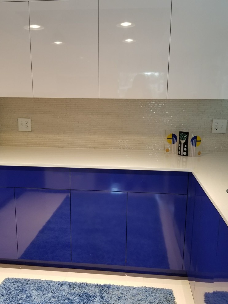 Foto di una cucina a L minimalista di medie dimensioni con paraspruzzi a effetto metallico e paraspruzzi con piastrelle di vetro