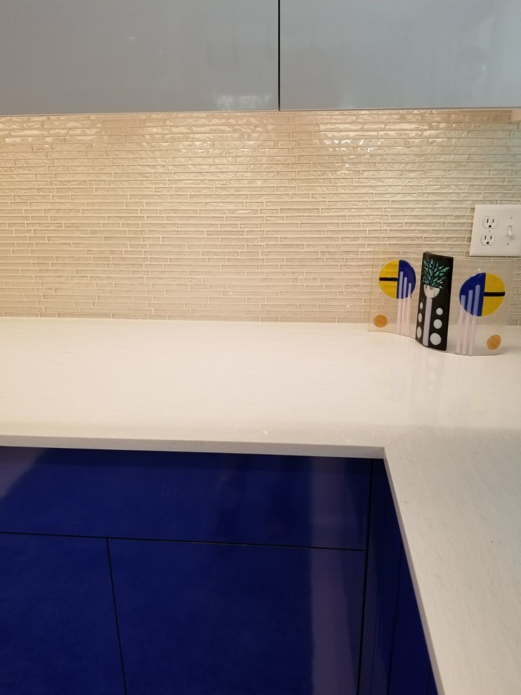 Medium sized modern l-shaped kitchen in Miami with metallic splashback and glass tiled splashback.