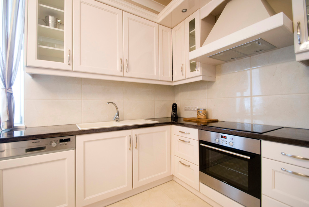 Foto de cocina contemporánea con armarios estilo shaker y electrodomésticos con paneles