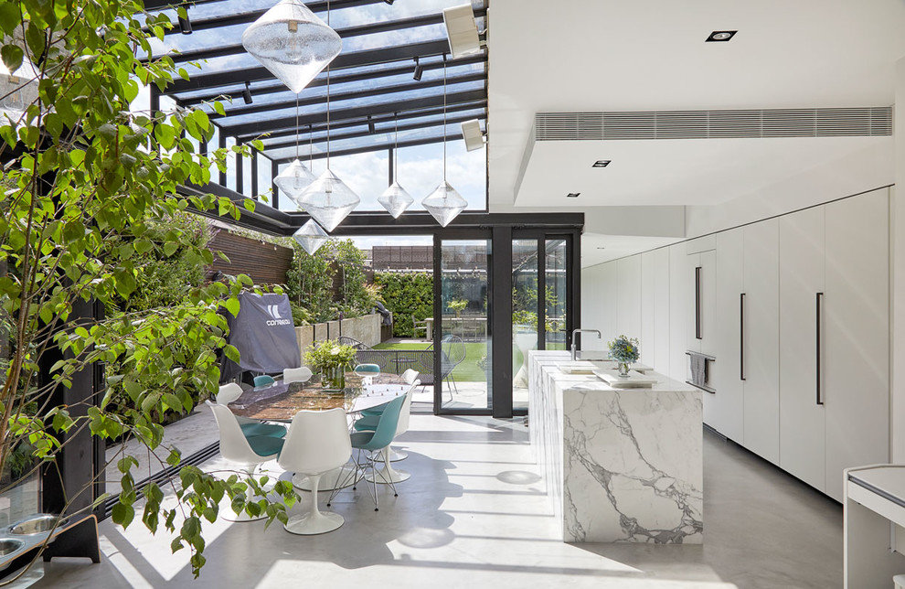 Große Moderne Wohnküche mit Betonboden und grauem Boden in London