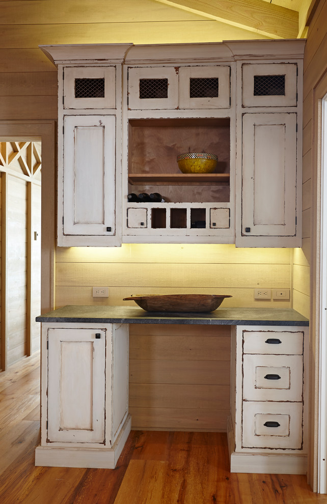 Ispirazione per una cucina rustica di medie dimensioni con ante in stile shaker, ante con finitura invecchiata, top in saponaria e pavimento in legno massello medio