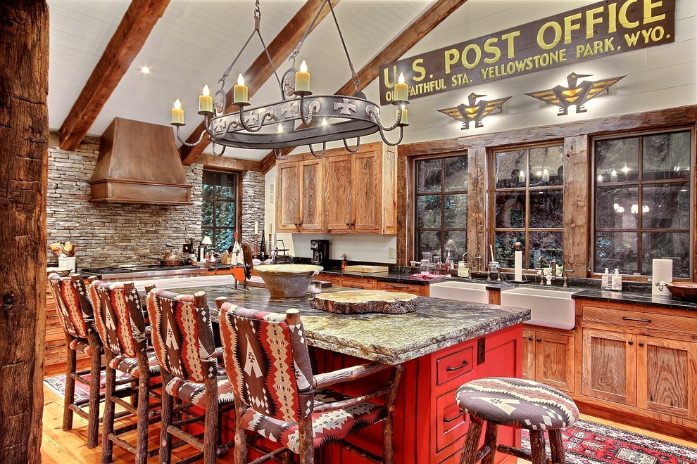 Foto di un cucina con isola centrale stile rurale chiuso con lavello stile country, ante con riquadro incassato e ante in legno scuro