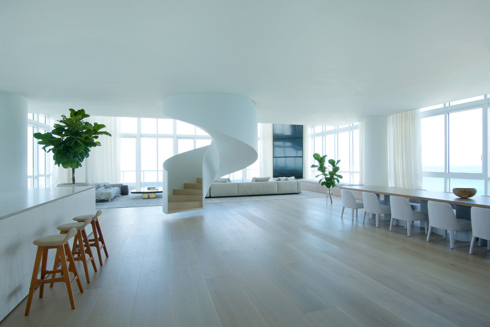 Immagine di una grande cucina minimalista con top in quarzo composito, parquet chiaro, pavimento beige e top bianco