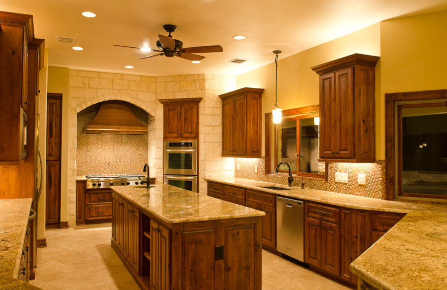 Example of a classic kitchen design in Austin
