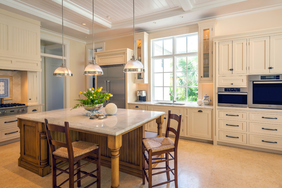 Foto de cocina exótica con fregadero de doble seno, armarios estilo shaker, puertas de armario beige y suelo beige