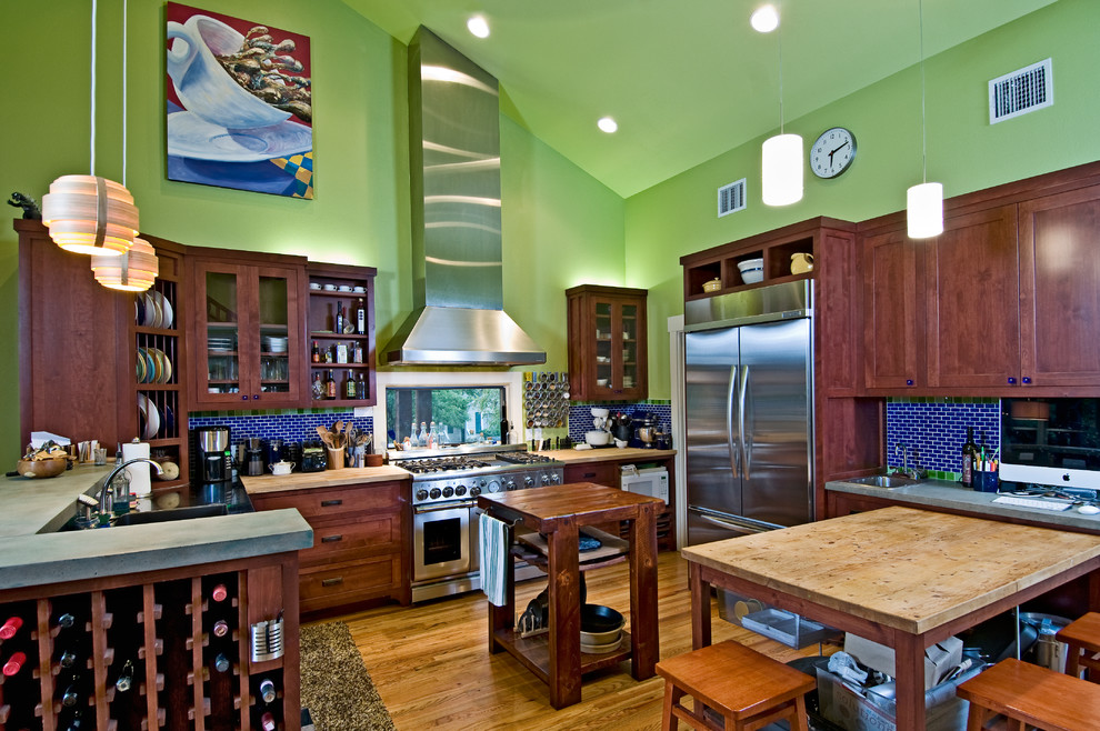 Imagen de cocina tradicional con encimera de cemento, armarios estilo shaker, salpicadero azul y electrodomésticos de acero inoxidable