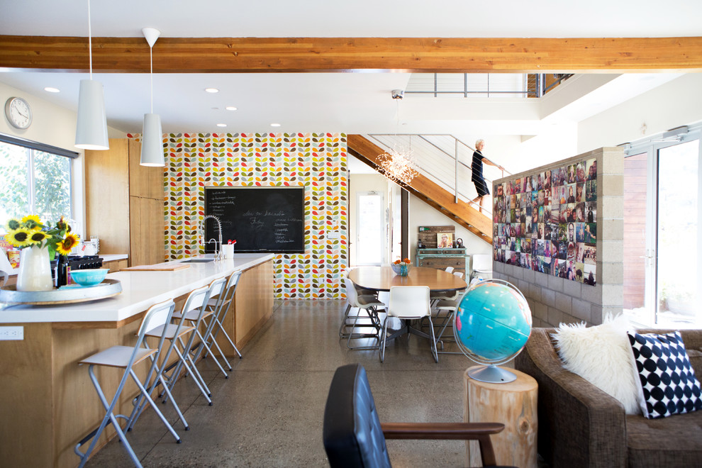 サンルイスオビスポにあるカントリー風のおしゃれなキッチン (フラットパネル扉のキャビネット、中間色木目調キャビネット、壁紙) の写真
