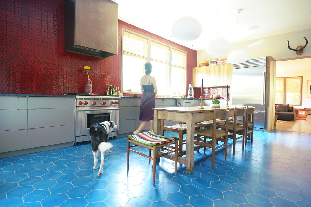 Moderne Küche mit Marmor-Arbeitsplatte, Küchenrückwand in Rot und Rückwand aus Keramikfliesen in Austin