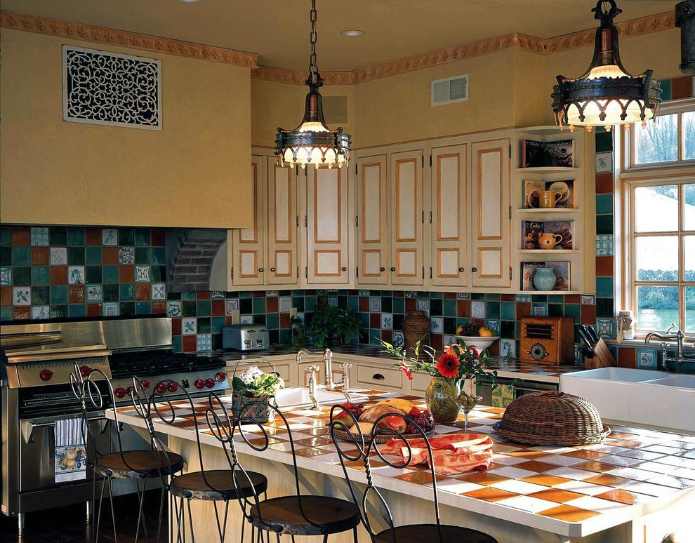 Exempel på ett eklektiskt kök, med en rustik diskho, skåp i shakerstil, beige skåp, kaklad bänkskiva, stänkskydd i keramik, rostfria vitvaror och en köksö
