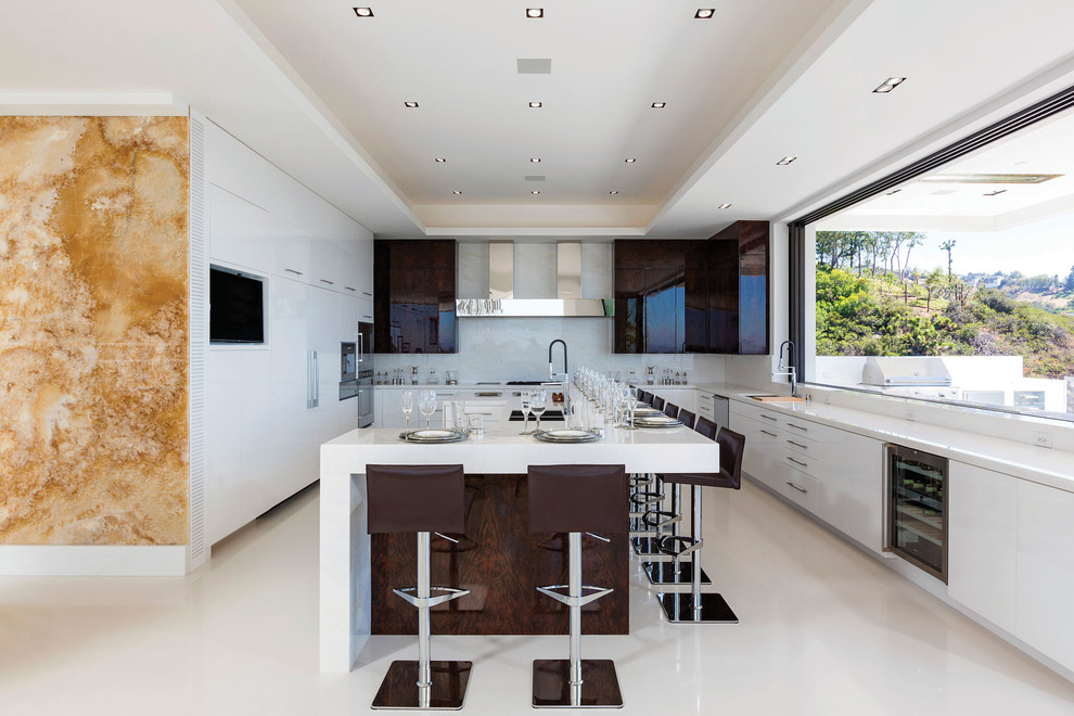 Idee per una grande cucina design con lavello sottopiano, ante lisce, ante marroni, paraspruzzi bianco e pavimento bianco