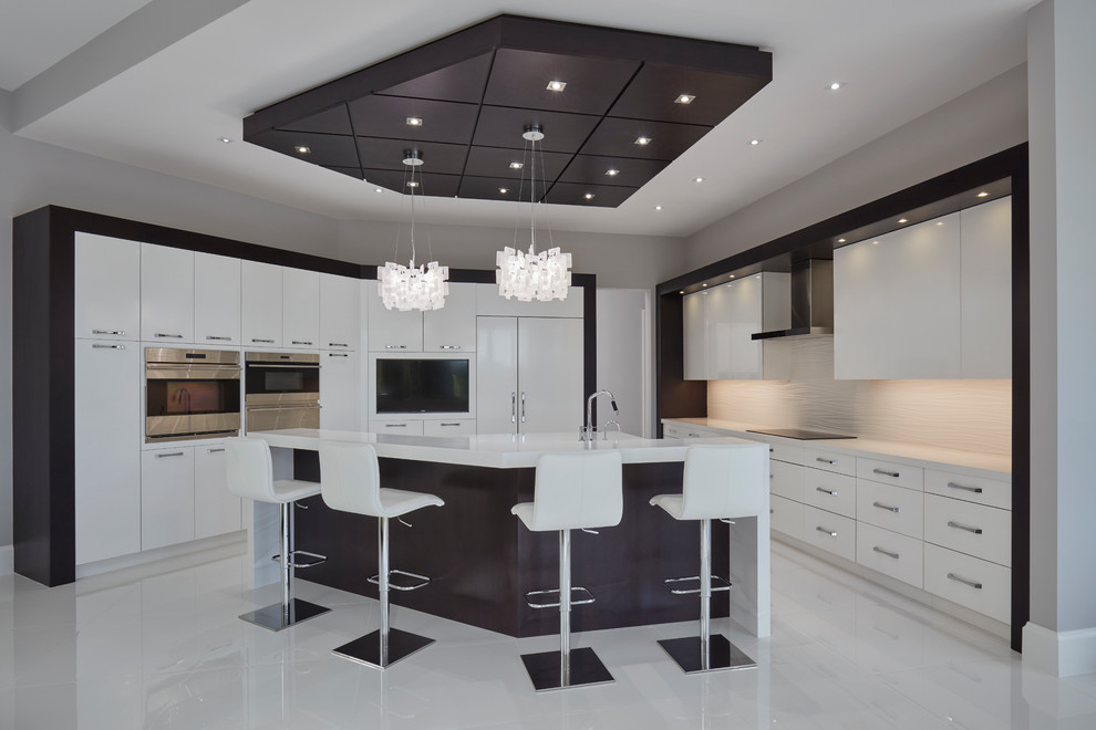 Moderne Küche in U-Form mit flächenbündigen Schrankfronten, weißen Schränken, Küchenrückwand in Weiß, Küchengeräten aus Edelstahl, Kücheninsel und weißem Boden in Miami