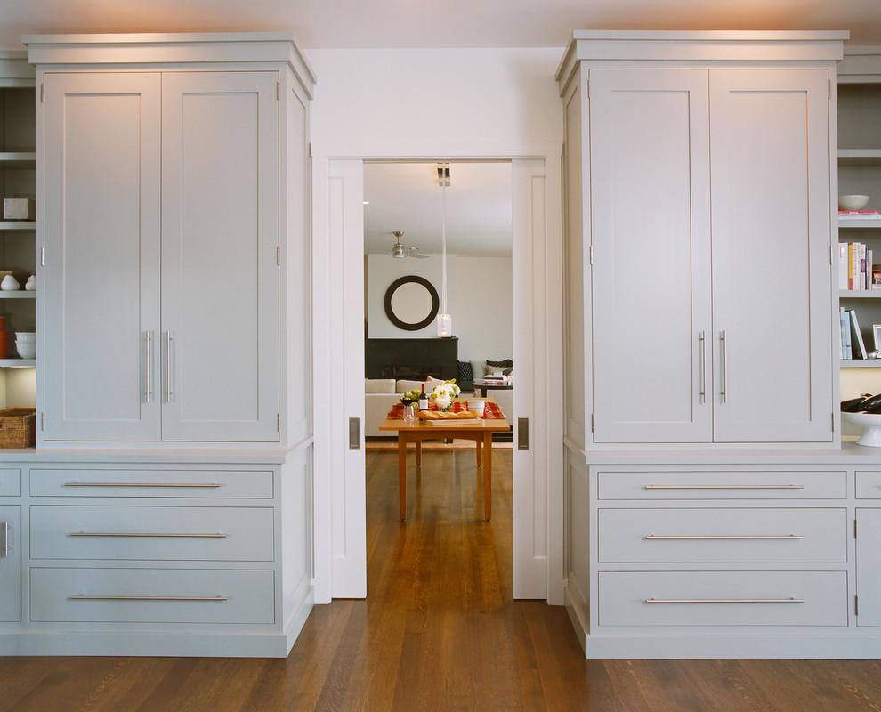Ejemplo de cocina comedor contemporánea con armarios estilo shaker, puertas de armario grises, encimera de madera y salpicadero verde
