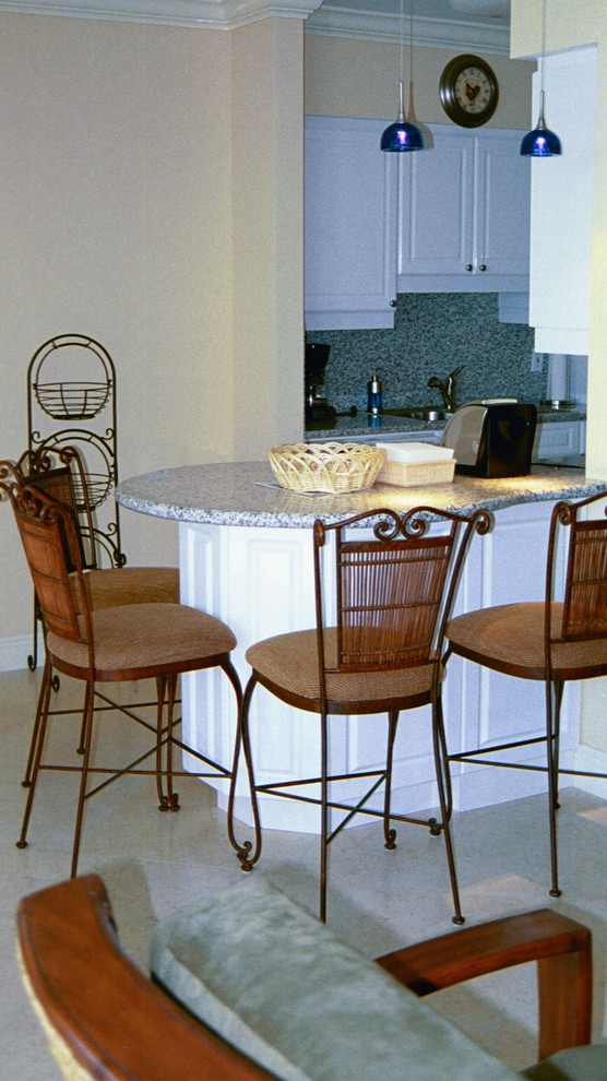 Свежая идея для дизайна: параллельная кухня в морском стиле с обеденным столом, фасадами с выступающей филенкой, белыми фасадами и полуостровом - отличное фото интерьера