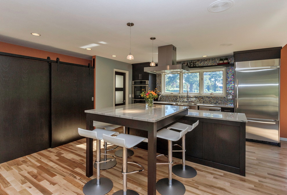 シーダーラピッズにあるコンテンポラリースタイルのおしゃれなII型キッチン (濃色木目調キャビネット、マルチカラーのキッチンパネル、モザイクタイルのキッチンパネル) の写真