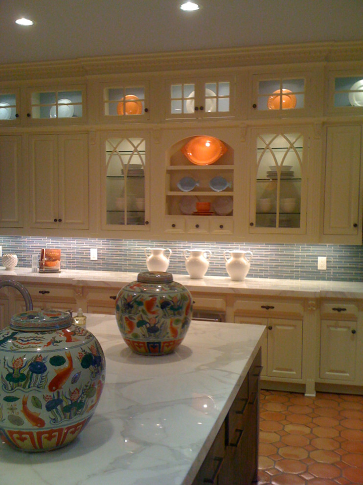 Idéer för stora vintage kök, med en undermonterad diskho, luckor med upphöjd panel, vita skåp, marmorbänkskiva, blått stänkskydd, stänkskydd i glaskakel, rostfria vitvaror och klinkergolv i terrakotta