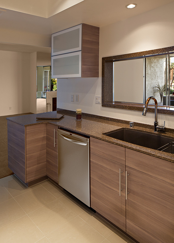 Bild på ett mellanstort funkis kök, med en enkel diskho, släta luckor, skåp i mellenmörkt trä, bänkskiva i kvarts, brunt stänkskydd, stänkskydd i sten, rostfria vitvaror och marmorgolv