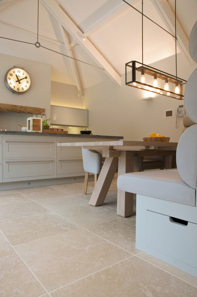 Immagine di una cucina moderna con pavimento in pietra calcarea