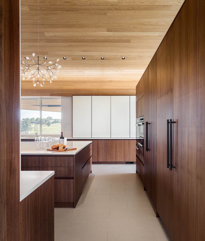 Ispirazione per una grande cucina design con ante lisce e ante in legno bruno