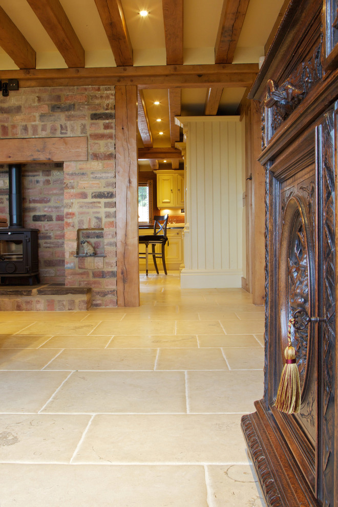 Esempio di una cucina country con pavimento in pietra calcarea