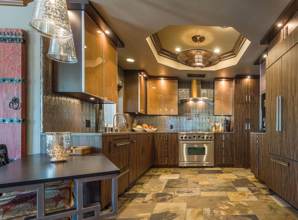 Moderne Küche in U-Form mit flächenbündigen Schrankfronten, hellbraunen Holzschränken und Küchenrückwand in Metallic in Sonstige