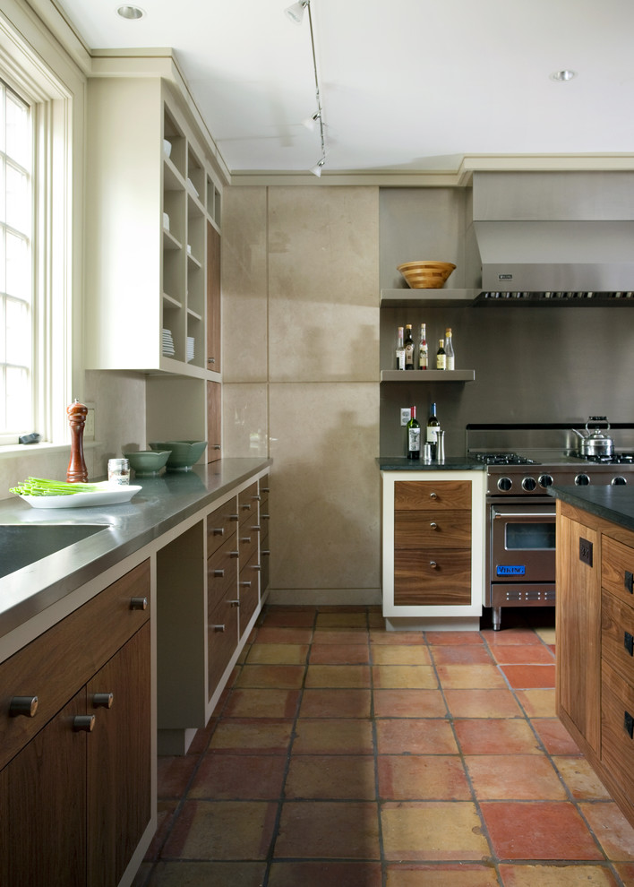 Exempel på ett rustikt kök, med rostfria vitvaror, öppna hyllor, en integrerad diskho och bänkskiva i rostfritt stål
