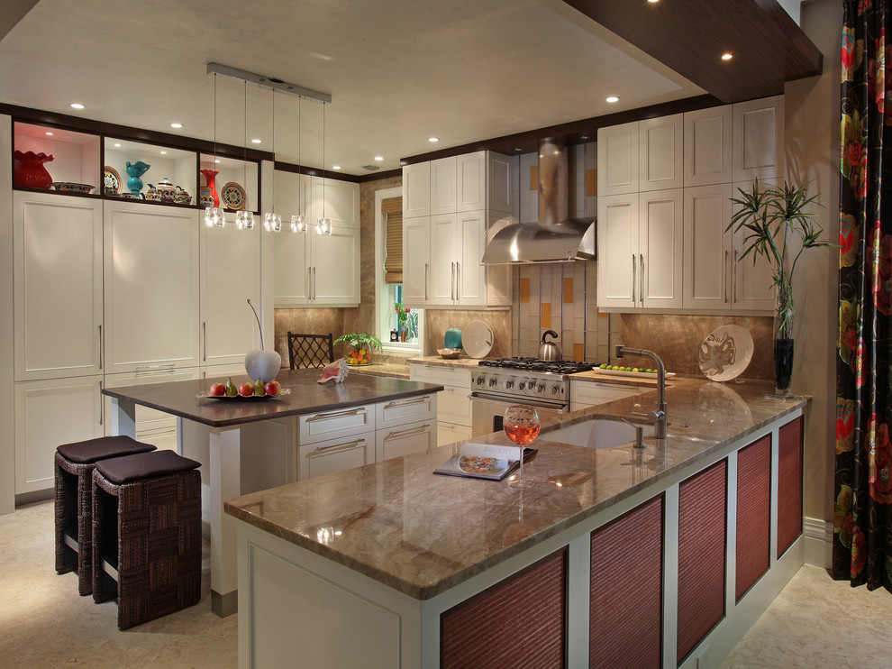 Moderne Küche in U-Form mit Unterbauwaschbecken, Schrankfronten mit vertiefter Füllung und weißen Schränken in Miami