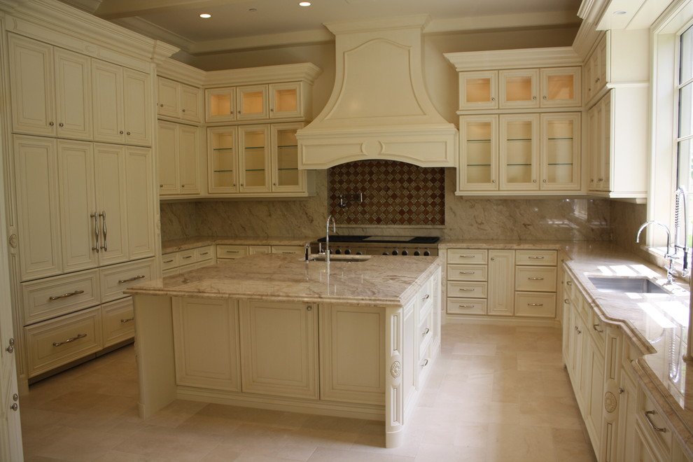 Idéer för ett stort klassiskt u-kök, med luckor med upphöjd panel, vita skåp, marmorbänkskiva, vitt stänkskydd, stänkskydd i marmor, klinkergolv i porslin och en köksö