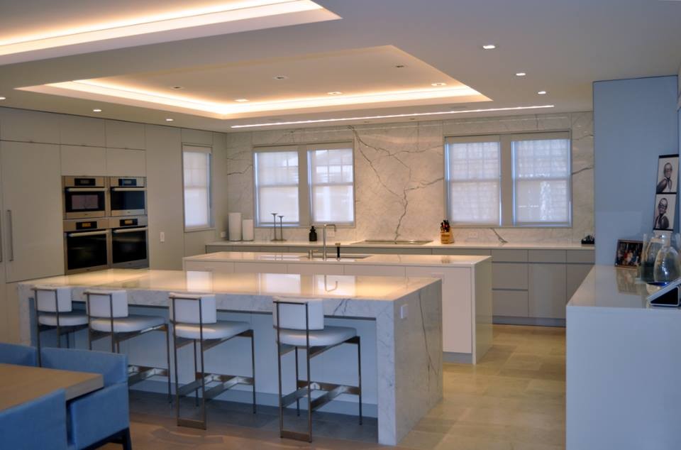 Idéer för att renovera ett funkis kök, med marmorbänkskiva, vitt stänkskydd, stänkskydd i sten och flera köksöar