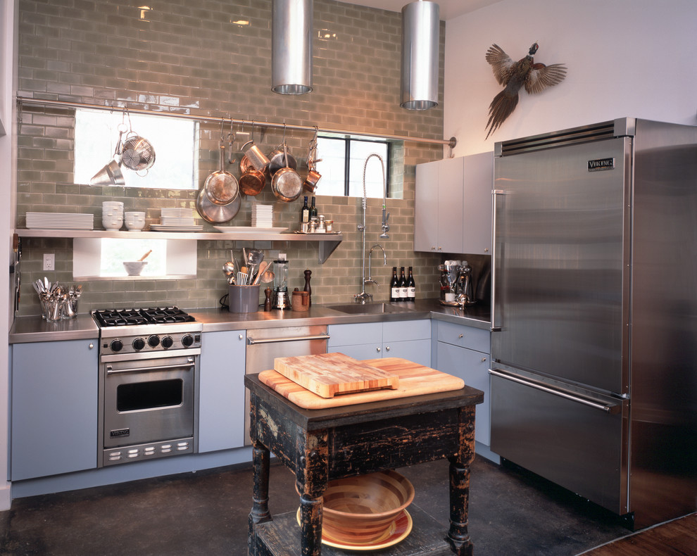 Industrial Küche in L-Form mit flächenbündigen Schrankfronten, blauen Schränken und Küchenrückwand in Grau in New York