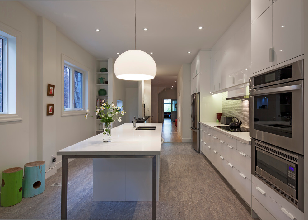 Zweizeilige, Geschlossene Moderne Küche mit Unterbauwaschbecken, flächenbündigen Schrankfronten, weißen Schränken, Küchenrückwand in Grau und Küchengeräten aus Edelstahl in Toronto