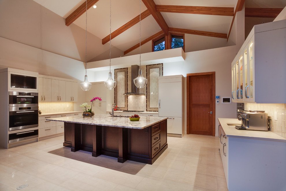 Immagine di una grande cucina design con ante lisce, ante beige, paraspruzzi con piastrelle a mosaico, elettrodomestici in acciaio inossidabile e pavimento con piastrelle in ceramica