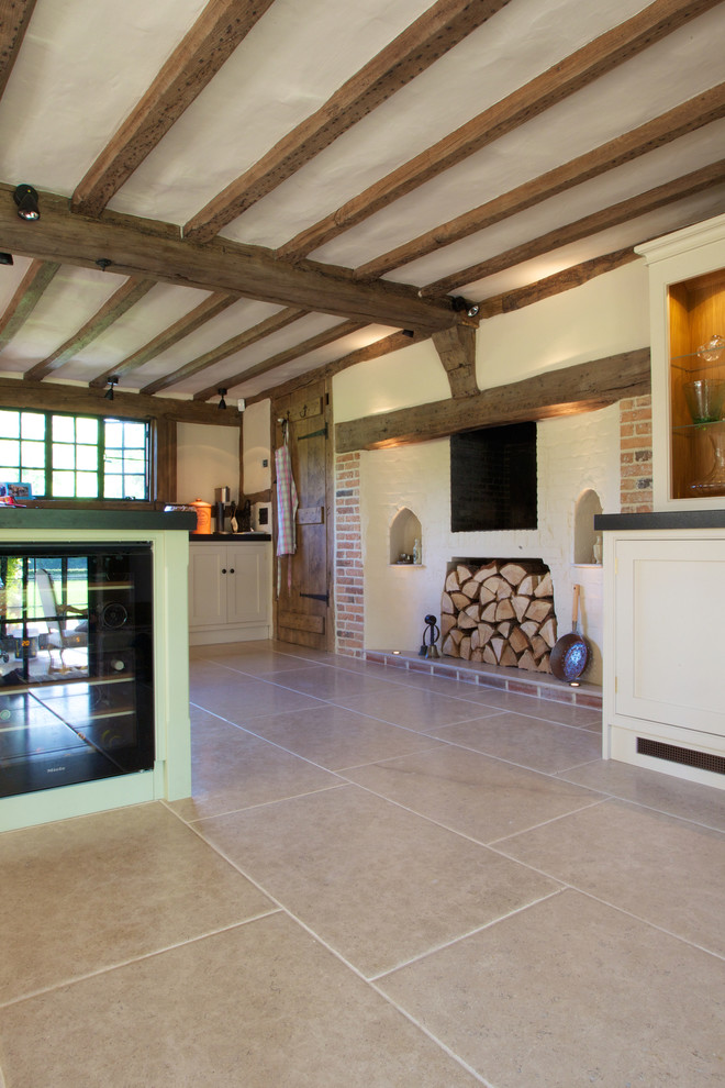 Foto de cocina de estilo de casa de campo con suelo de piedra caliza