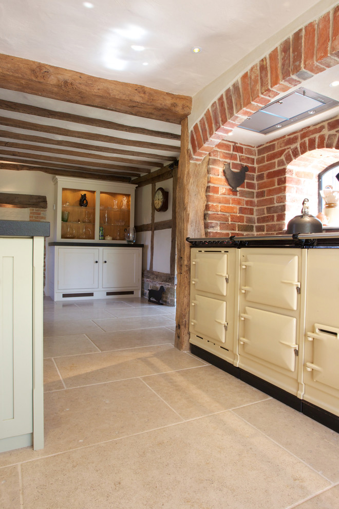 Landhaus Küche mit Kalkstein in Wiltshire