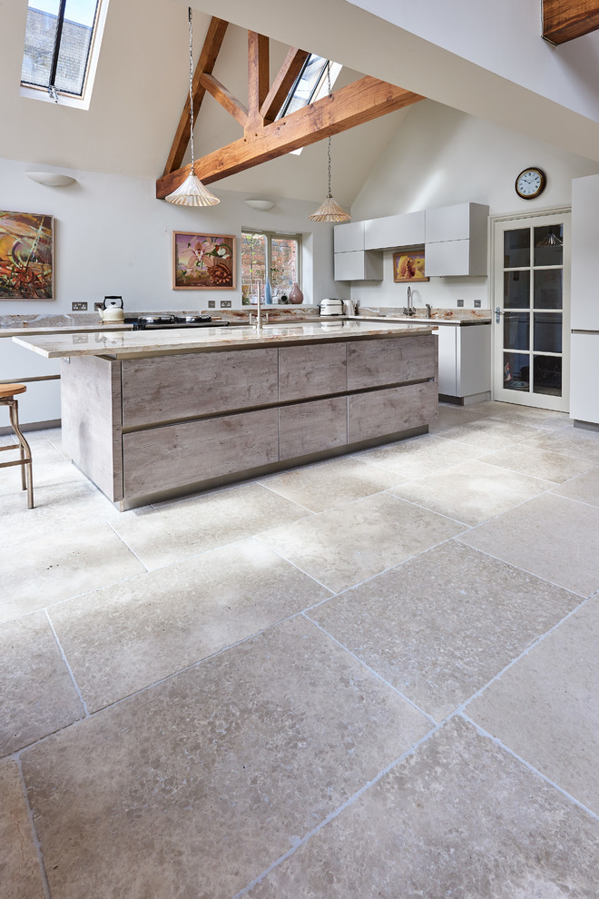 Ispirazione per una cucina moderna con pavimento in pietra calcarea