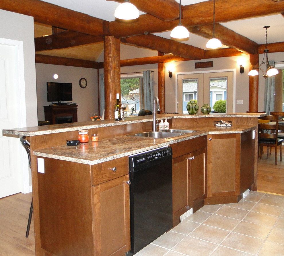 Esempio di una cucina stile rurale di medie dimensioni con lavello a doppia vasca, ante in stile shaker, ante in legno scuro, top in laminato, paraspruzzi marrone, elettrodomestici neri e pavimento con piastrelle in ceramica