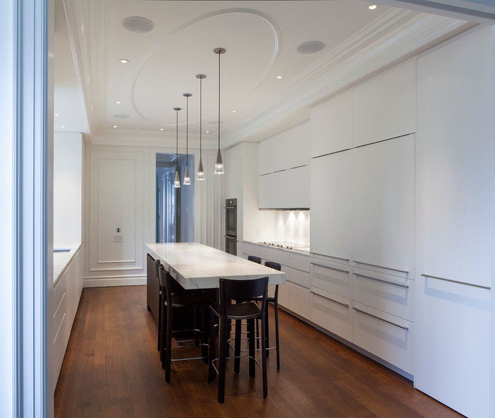 Источник вдохновения для домашнего уюта: отдельная, параллельная кухня в современном стиле с плоскими фасадами и белыми фасадами